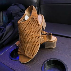 American Eagle Sandals